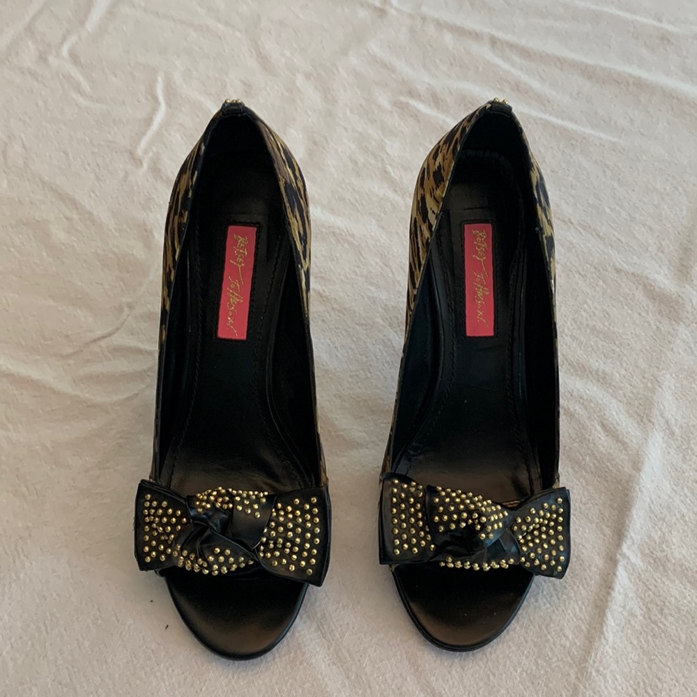 Betsy Johnson sexy, gold tipped, animal print high heels